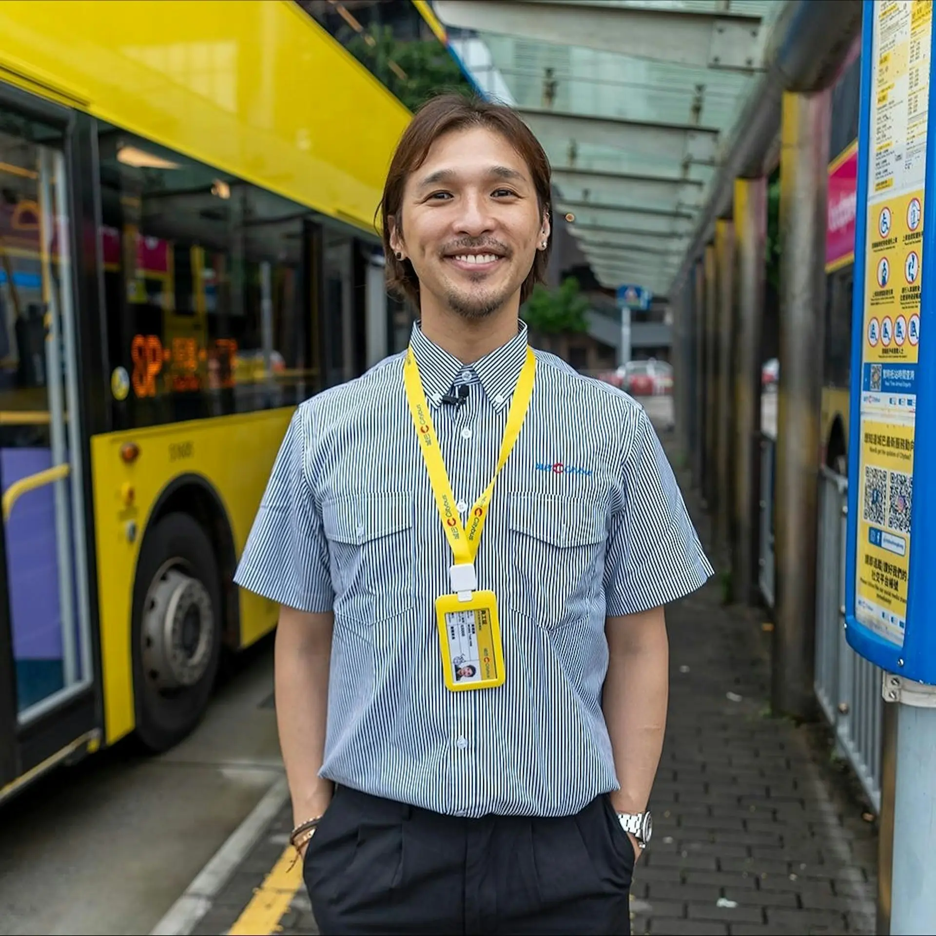 黃又南在帖文中曬出多張執照照片，證實已取得的士、紅 Van 及巴士牌照，更透露正駕駛城巴 8P 路線，兼職履行每半年 120 小時的駕駛任務。(圖：wongyounam@IG)