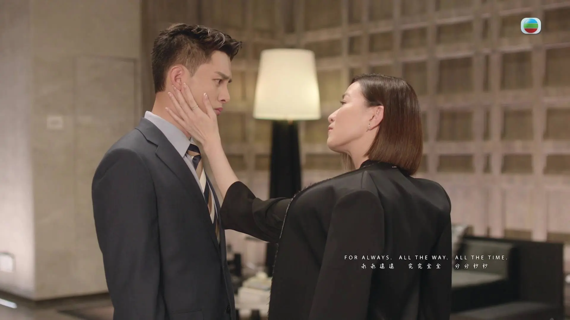 何廣沛在接受訪問時，也透露了這場戲的拍攝細節。他表示自己為場口做足功課，更感激佘詩曼在拍攝現場刻意與他保持距離：「阿佘一眼就睇得出我已經入咗戲，仲刻意同我保持距離，令我更專注投入拍呢場戲。」(圖：視頻截圖)