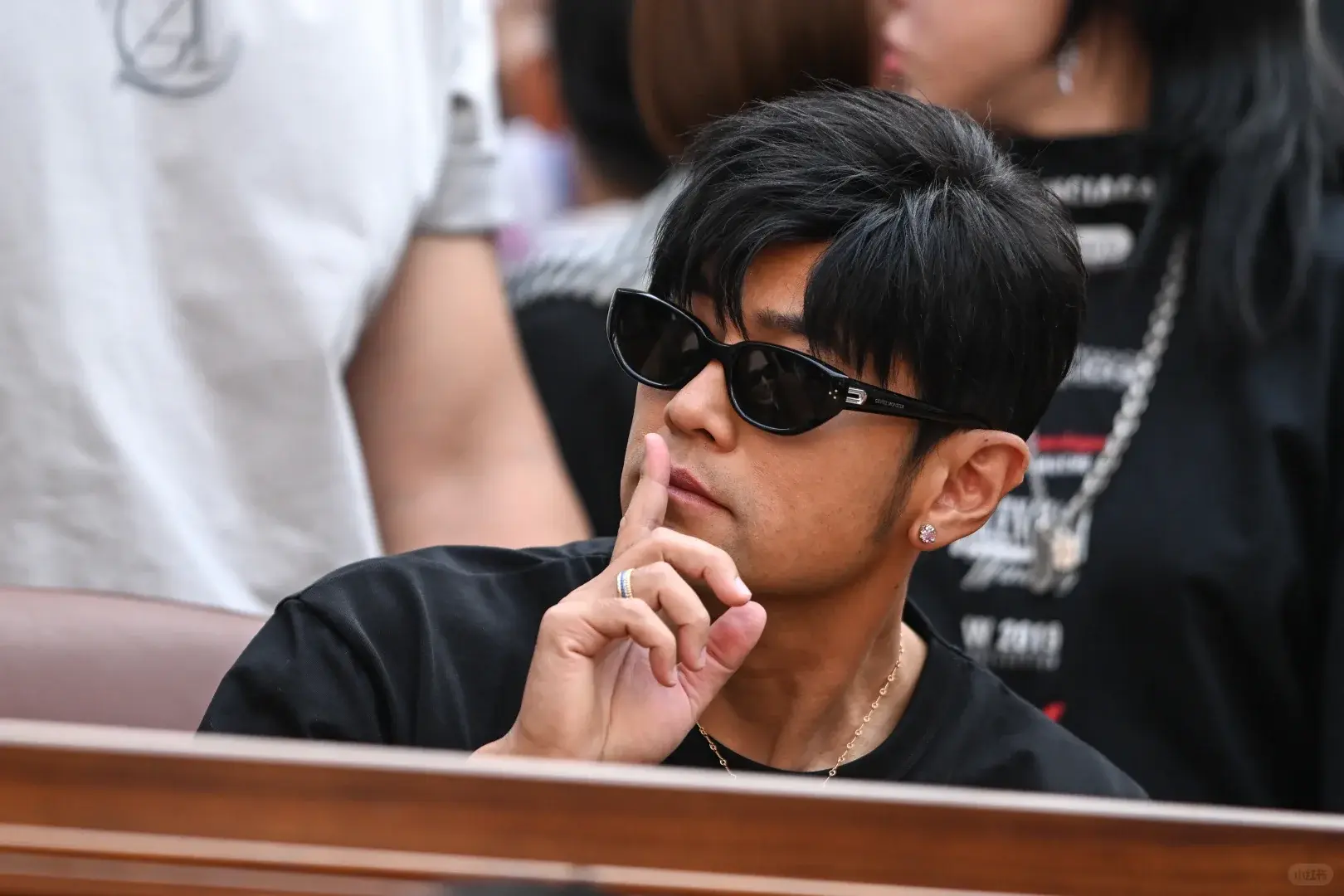 周傑倫出席2026上海勞力士大師賽，被主持人稱為「famous Chinese singer Jay Chou（中國知名歌手周傑倫）」，他原樣轉發影片至海外社交帳號，引發討論，也反映愈多台灣藝人願表達民族認同。（來源：小紅書網友）