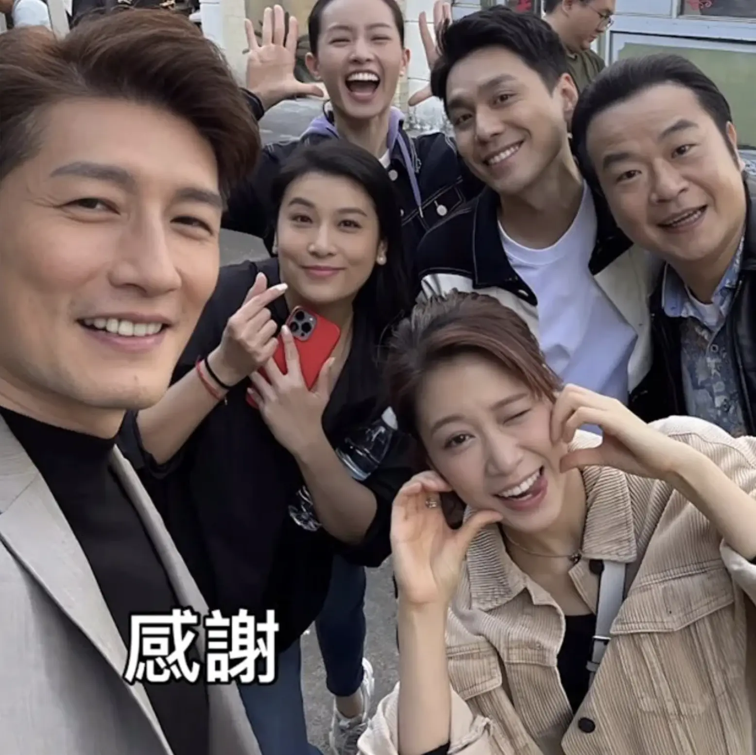 他更在帖文中留言寫道：「感謝！我會永遠記住片場一班兄弟姊妹😎#愛回家之開心速遞」，字裡行間滿是依依不捨之情，這一異常動態迅速在網絡引發熱議。(圖片：yuen_man_kit@IG)