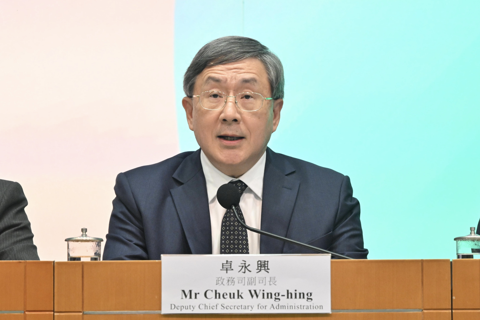 政務司副司長卓永興五月二十七日在促進銀髮經濟工作組記者會作開場發言。(政府新聞處圖片)