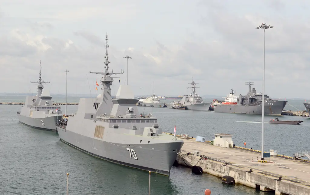 2012年起，美在新加坡永久部署瀕海戰鬥艦、P-8A反潛機，構建海空監控網，直接威脅東亞能源與貿易命脈。(維基百科)