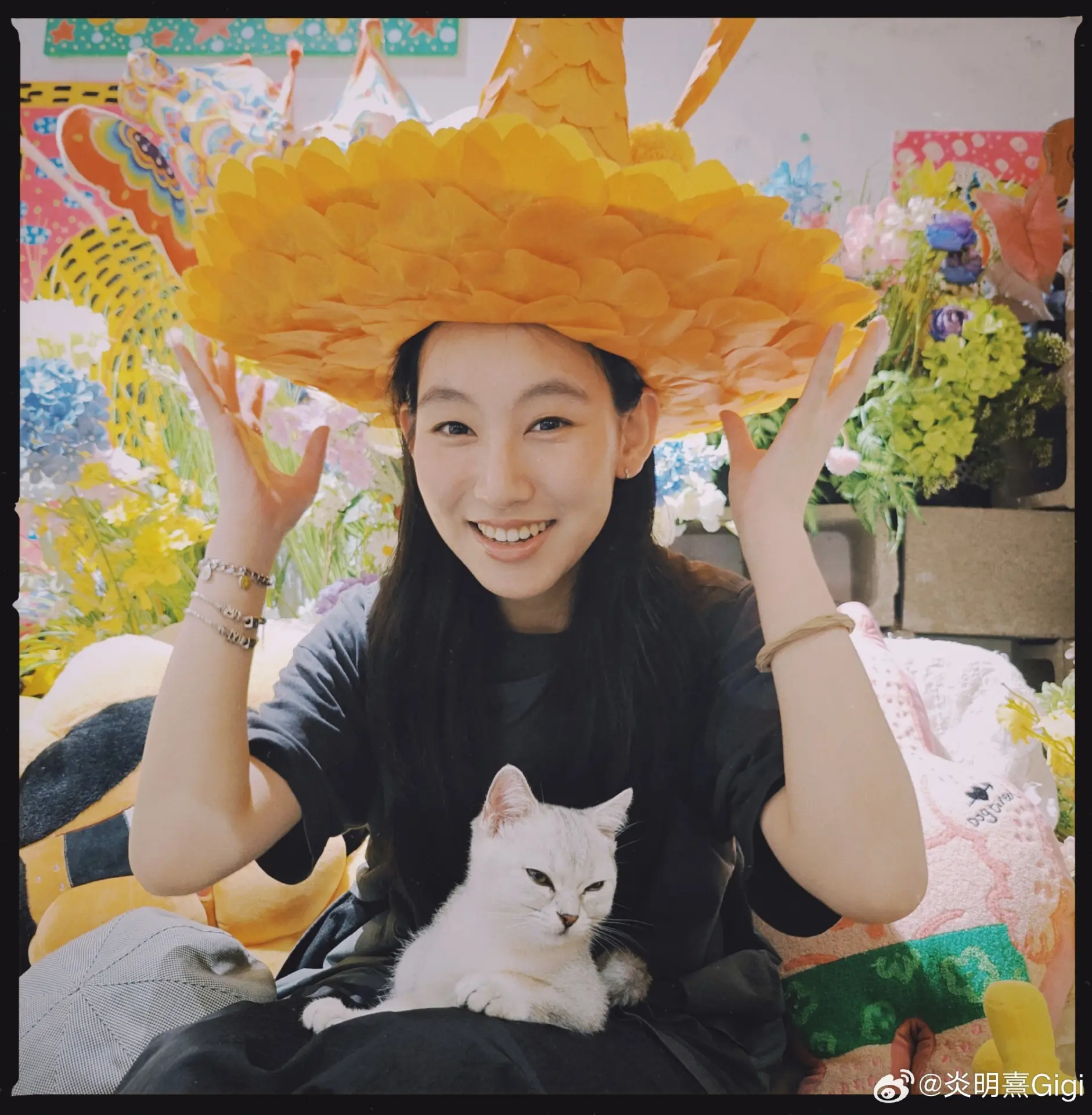 值得留意的是，炎明熹此次演唱會的曲目備受關注。有網友分析，由於 TVB 時期的代表作如《真话的清高》《好想约你》等版權歸原單位，加上她與老東家關係微妙，預計今次或不會演唱舊作，反而可能帶來新作品。(圖：炎明熹Gigi@微博)