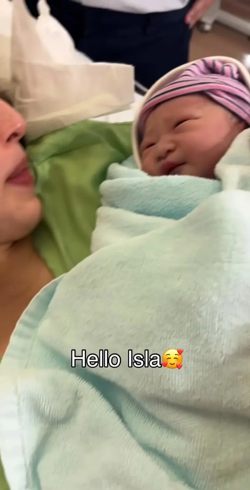 方力申在社交網站上載了一段記錄太太從入院準備到BB出院過程的影片，並開心留言分享細節。他表示，原本12日才是太太葉萱的預產期，但女兒Isla實在太心急想見他們，所以早幾日就已經提前降臨。(圖：視頻截圖)