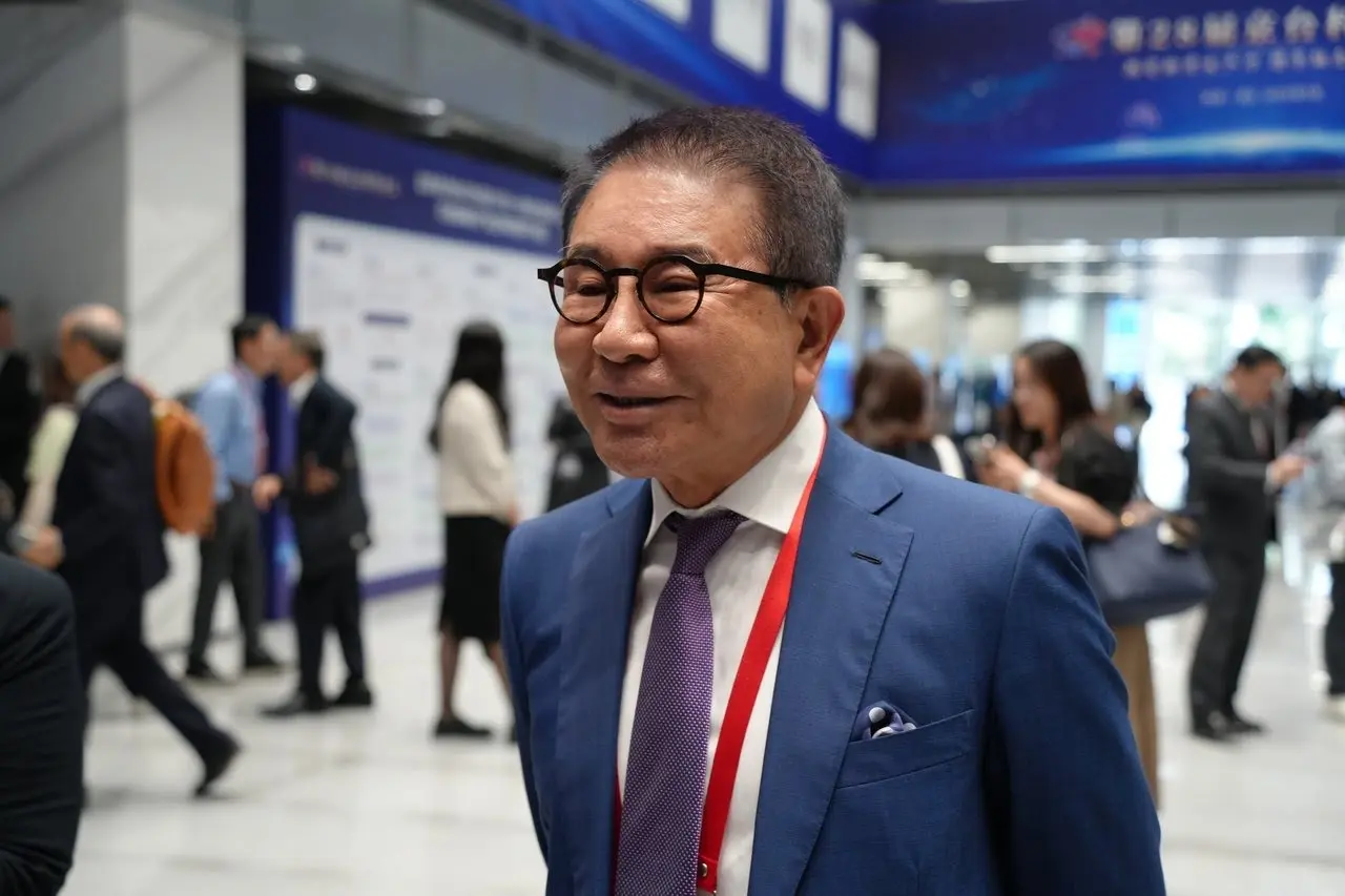 從去年9月19日到今年9月19日，洪奇昌一年內至少三次訪問北京，兩次是參加京台科技論壇，一次是以交流團形式訪問。圖為2025年9月19日，洪奇昌出席京台科技論壇，在開幕式前於場外寒暄。(世界新聞網)