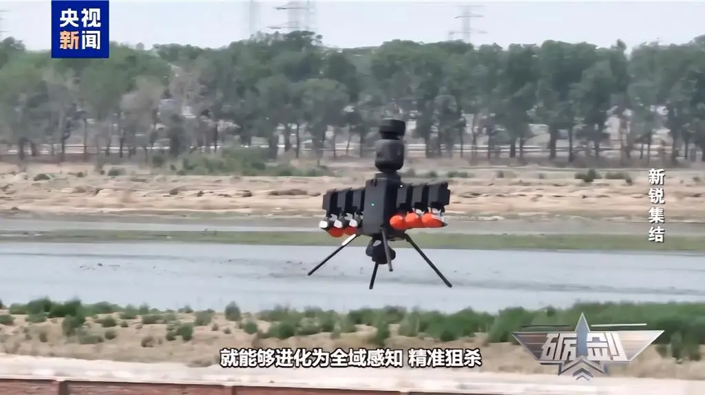 央視節目披露解放軍無人機「智慧蜂群」實戰演練現場畫面。（央視新聞）