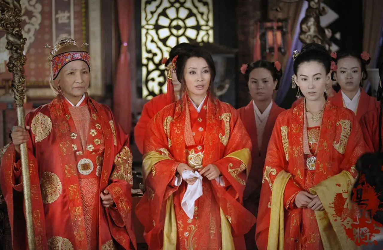 已故影星鄭佩佩曾與張柏芝合作《楊門女將之軍令如山》，事後亦公開點名批評張柏芝。(圖：電影劇照翻攝)