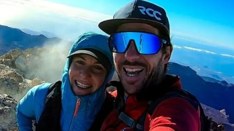 女友凍死山巔，奧男喊冤「是她叫我走」，真相到底藏著多少隱情？的封面圖片