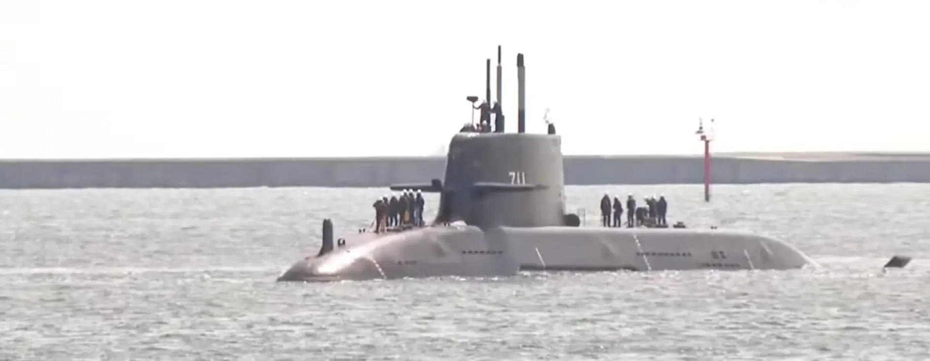 因為台灣從未建造過驅逐艦，更無潛艦製造經驗。為推動首艘潛艦計畫，必須先投入巨額經費添購專用設備與工具機，並支付技術授權與顧問費用，這些費用幾乎全部集中在首艘原型艦上。(圖：視頻翻攝)