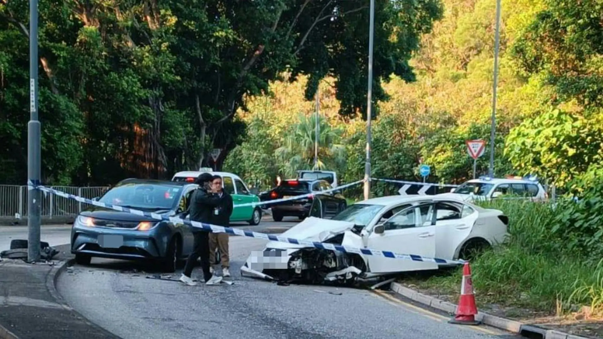 事件要追溯至 10 月 4 日凌晨的元朗車禍。當時鄧姓男子駕駛白色私家車行至新潭路壆圍一帶時，失控撞向燈柱，這輛被警方稱為「毒品快餐車」的座駕內，藏有大批危險藥物。​(圖：車cam L（香港群組）FB)