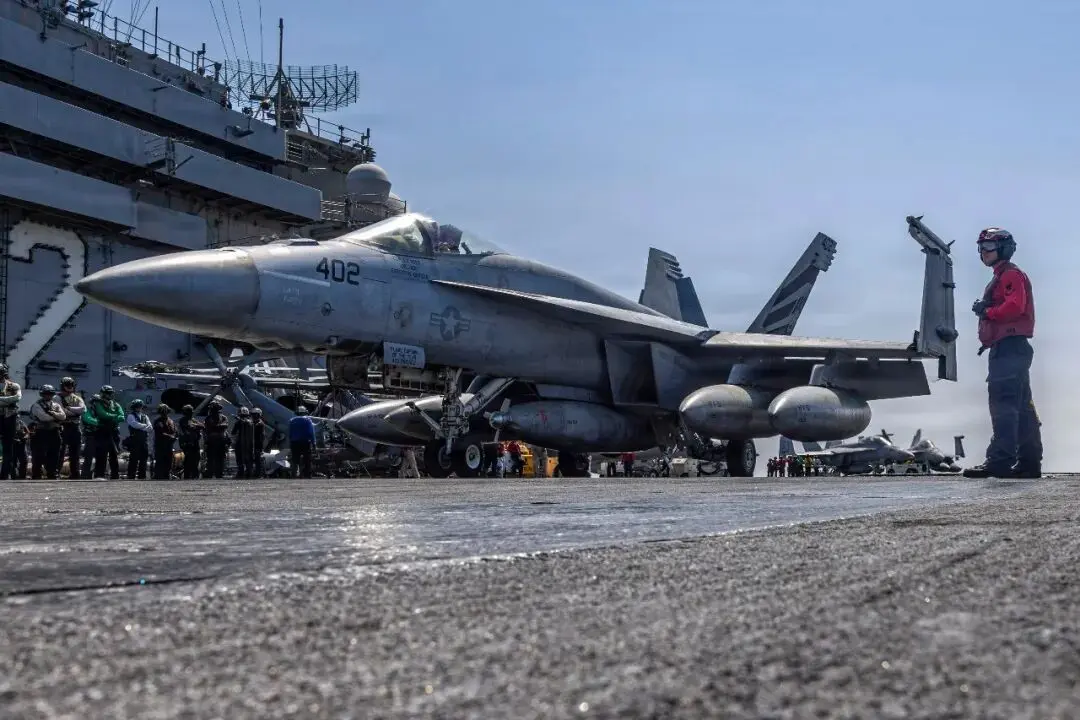 3 月 2 日，美國「林肯」號航空母艦飛行甲板上的一架 F/A-18E「超級大黃蜂」戰鬥機。新華社 / 美聯