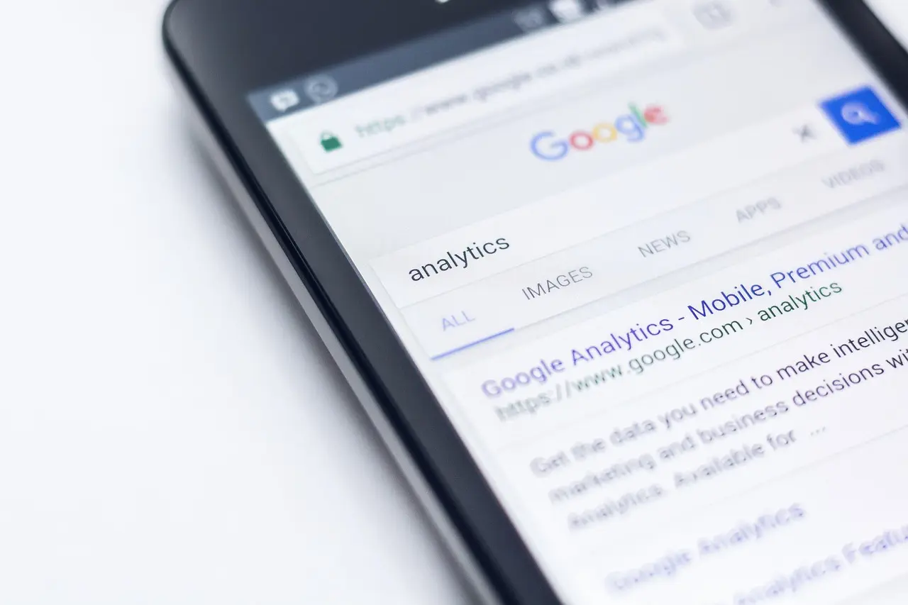 Google推出AI新聞計畫並支付內容授權費，吸引CNN、《金融時報》等全球逾400家媒體加入，AI成果會標註來源附連結，試圖化解媒體導流下滑的困境。（示意圖來源：pixabay）