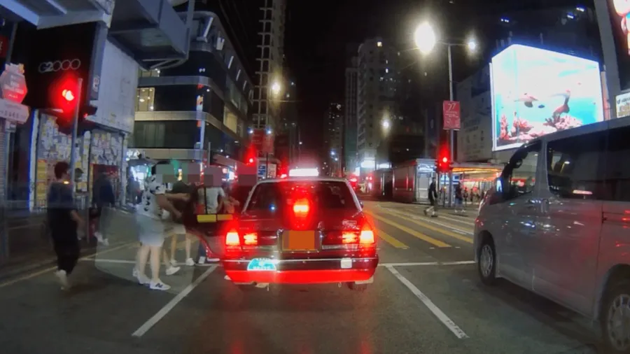 旺角亞皆老街的士遭群漢圍堵　強開車門伸縮棍襲擊乘客的封面圖片