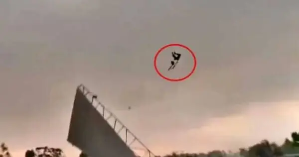 印度北部13日遭強沙塵暴與強風襲擊，北方邦（Uttar Pradesh）男子南赫（Mohd Nanhe）被卷上15公尺高空滯留7秒，拋至百公尺外甘蔗田奇蹟生還，後病情惡化返院治療，災情已致96人死亡。（來源：sauravyadav1133@X）