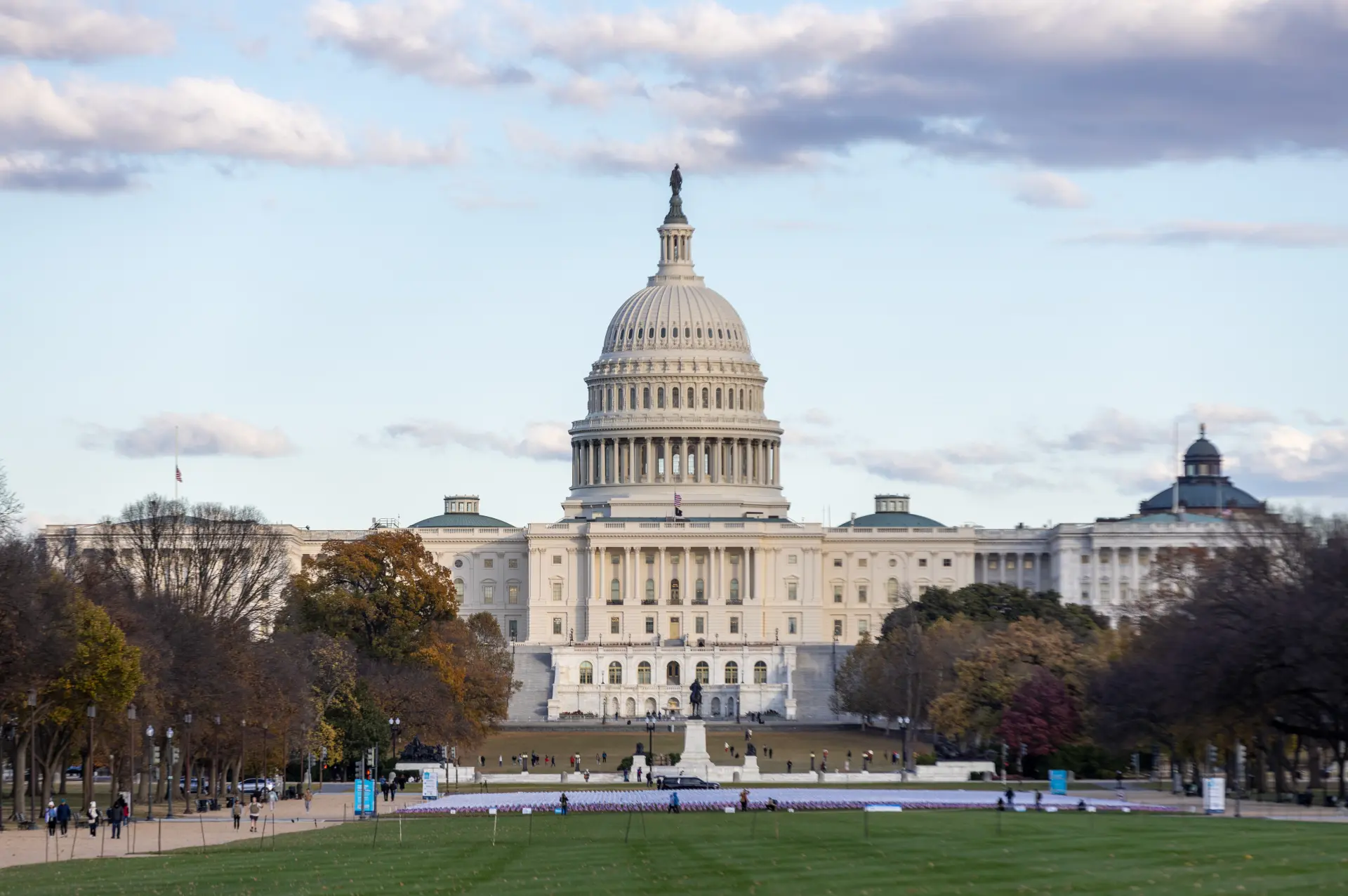 令人玩味的是，就在中國買了美國大豆、恢復稀土出口後沒幾天，美國居然扔出另一顆震撼彈：批准向日本出售 GBU-53/B「風暴破壞者」精確炸彈。(圖：新華社)