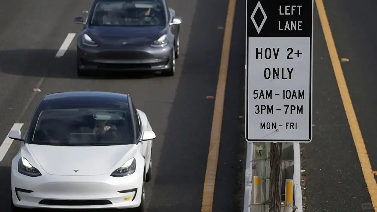 加州的高乘載車道（又稱HOV車道）設立的初衷，是為了優化通行效率、減少擁堵和碳排放，違規使用不僅會被罰款，還會影響整個車道的通行秩序。（示意圖來源：小紅書網友）