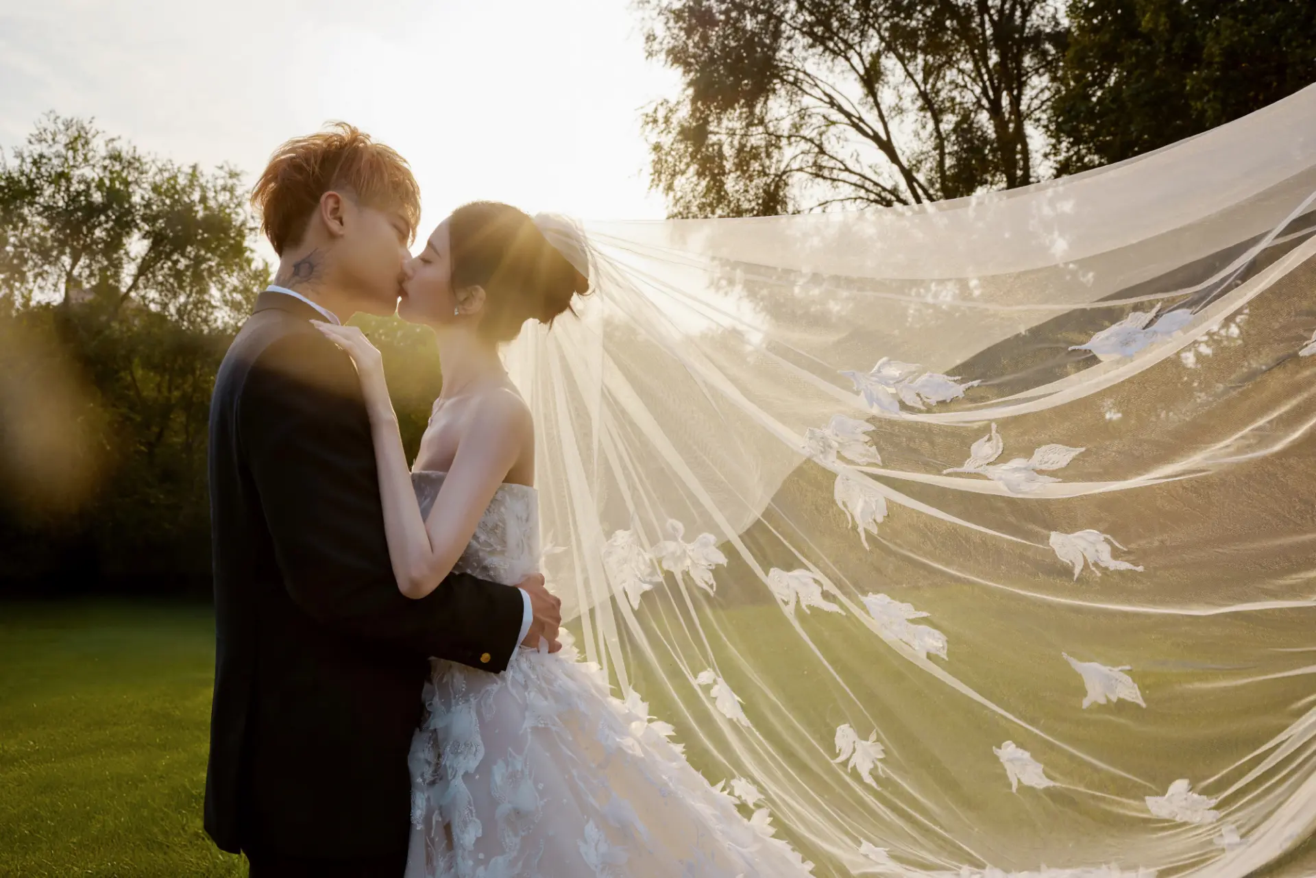 此次曝光的婚紗照宛如豪華童話大片，以歐風城堡、花園、古董車等為背景，營造出夢幻感十足的場景。(徐艺洋-Yiyang@微博)