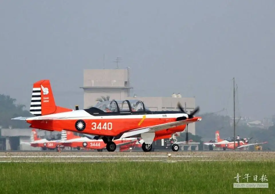 空軍T-34墜機釀兩名中校遇難，檢察官緊急入營勘驗現場狀況。翻攝畫面