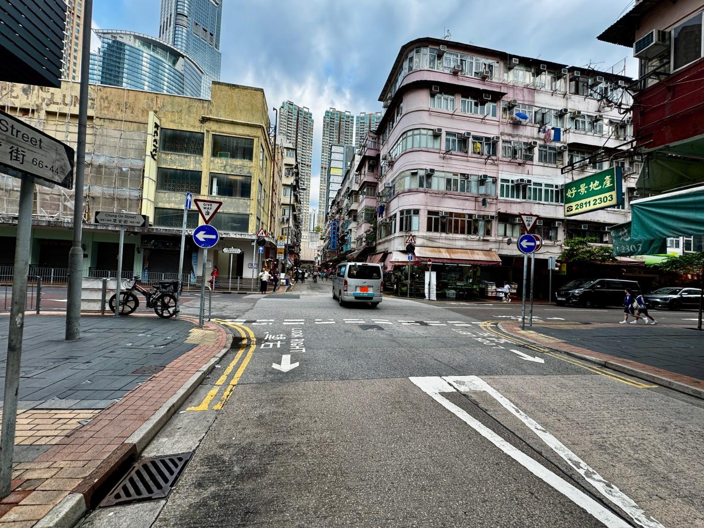 現場不時也有司機直行的情況