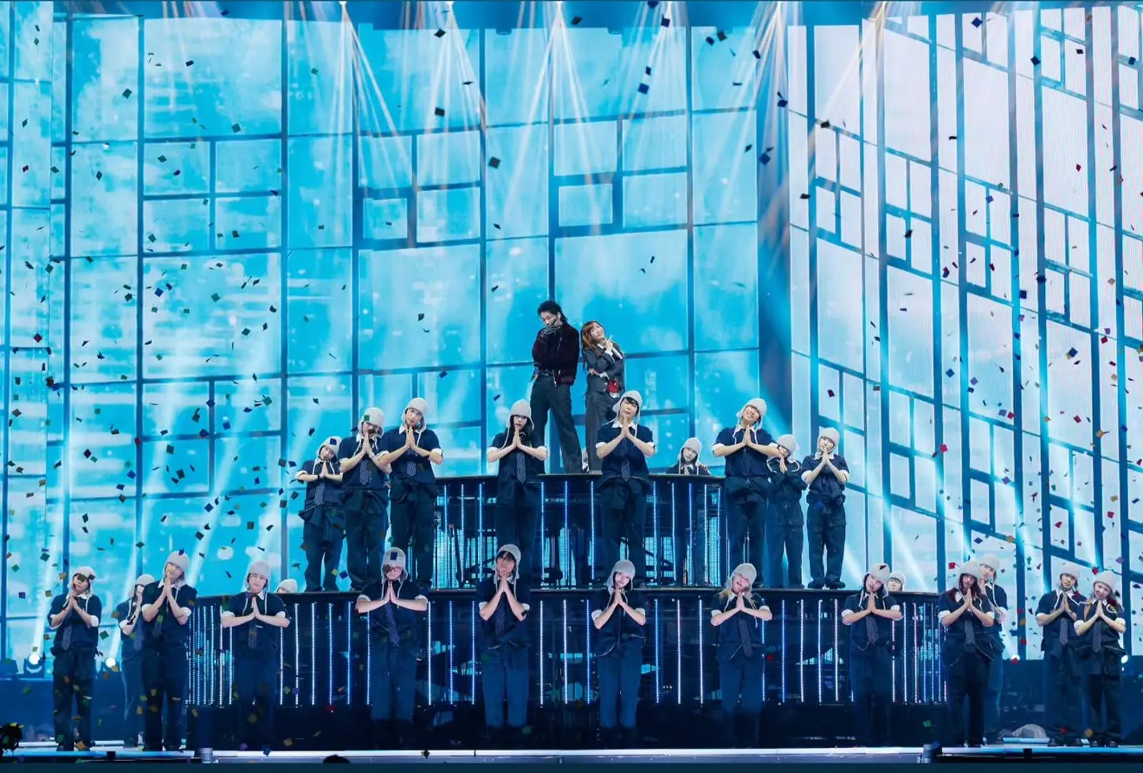 正當觀眾好奇這場跨國連線的用意時，ZICO一句「妳準備好了嗎」落下，ikura竟從舞台側邊驟然現身，瞬間引爆全場尖叫，現場觀眾紛紛驚呆睜大眼睛，直播彈幕更是被「YOASOBI？？？」「瘋了吧！是ikura！」等留言刷爆，氣氛達到典禮最高潮。(圖：視頻截圖)