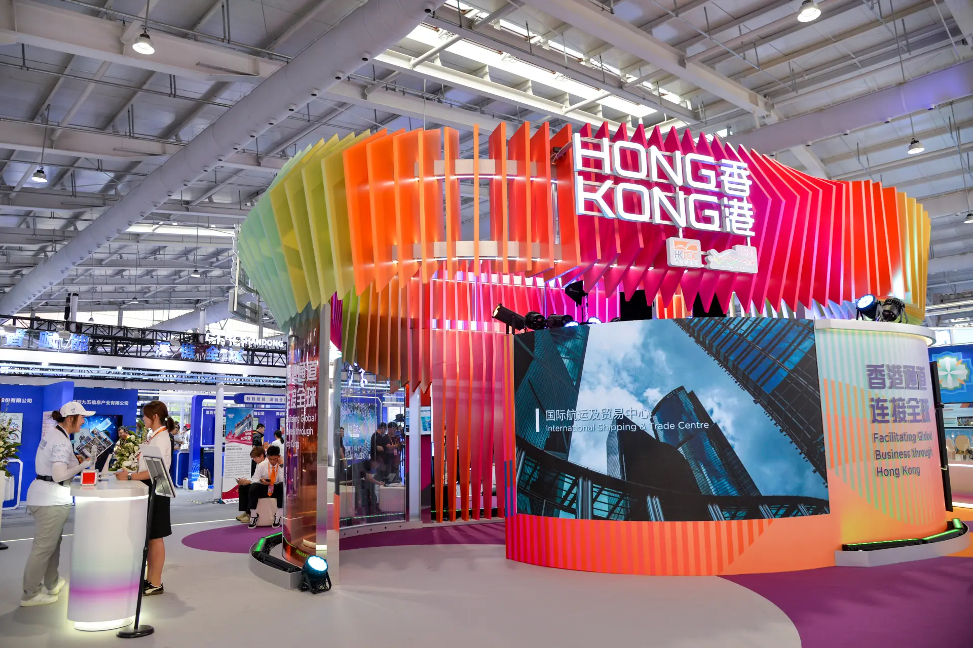 香港擁有與國際接軌的法律體系、自由開放的市場機制、高度專業的人才庫。(新華社)