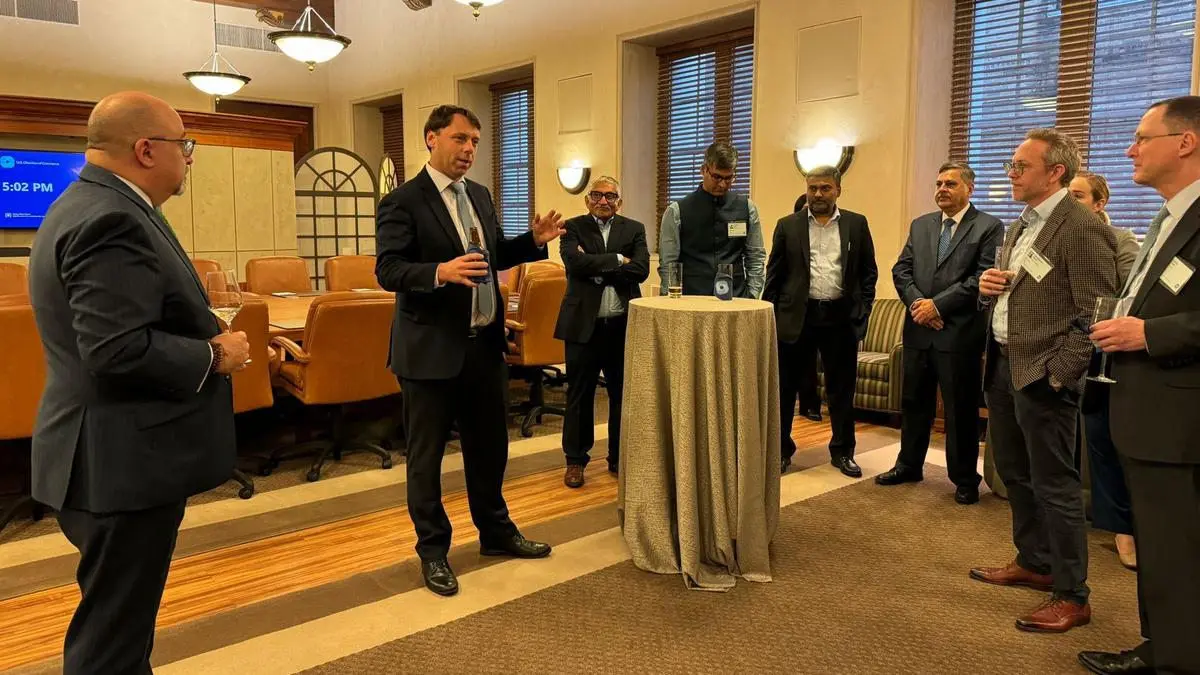 美國貿易代表辦公室助理貿易代表布倫丹·林奇（左二） 美印商業委員會X賬號