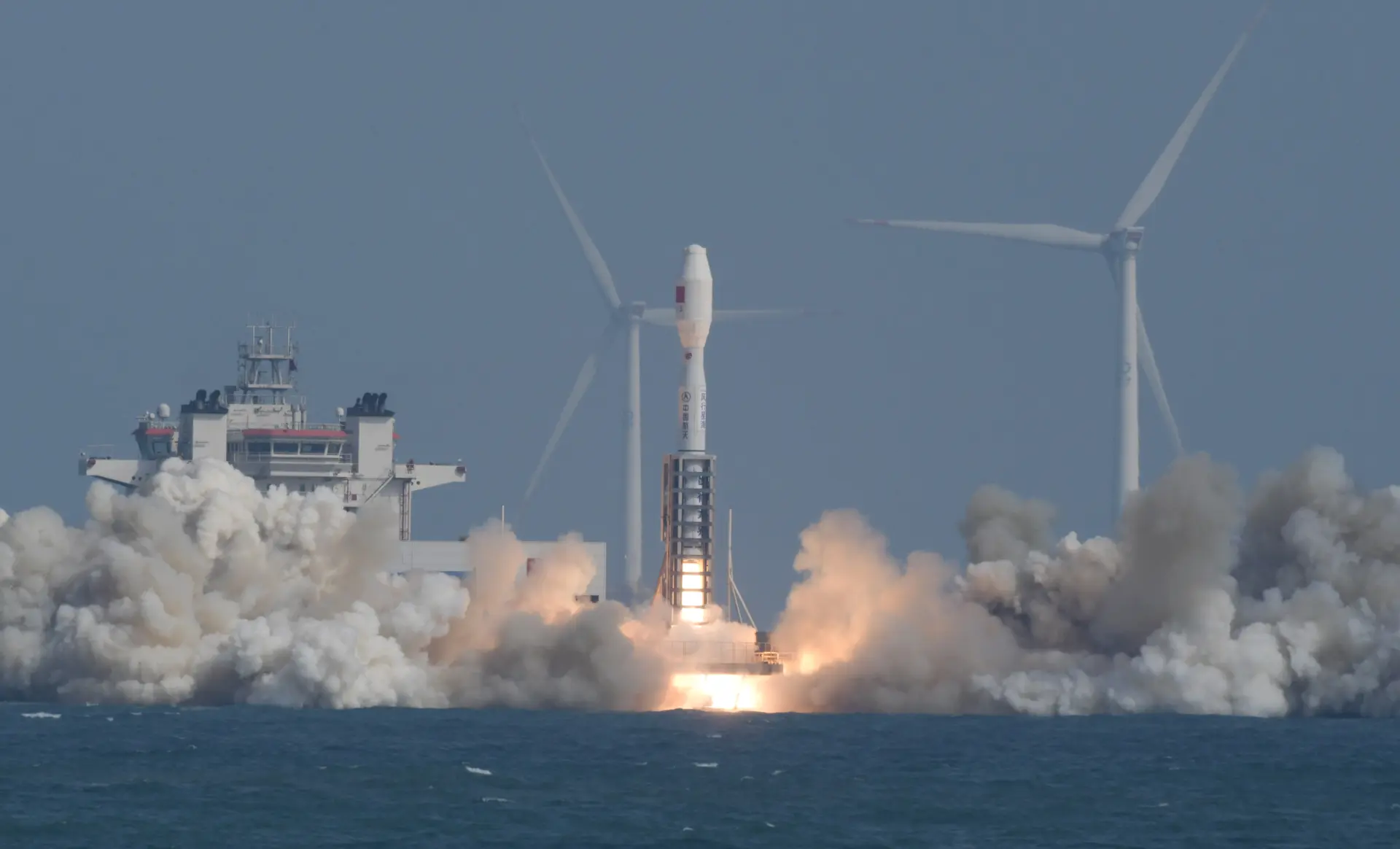 2026年2月12日14時37分，捷龍三號遙九運載火箭在陽江海陵島附近海域點火升空，以「一箭七星」方式將包括巴基斯坦PRSC-EO2衛星、全球首顆AI大模型衛星「港中大一號」在內的7顆衛星精準送入預定軌道，發射任務取得圓滿成功。(圖：新華社)
