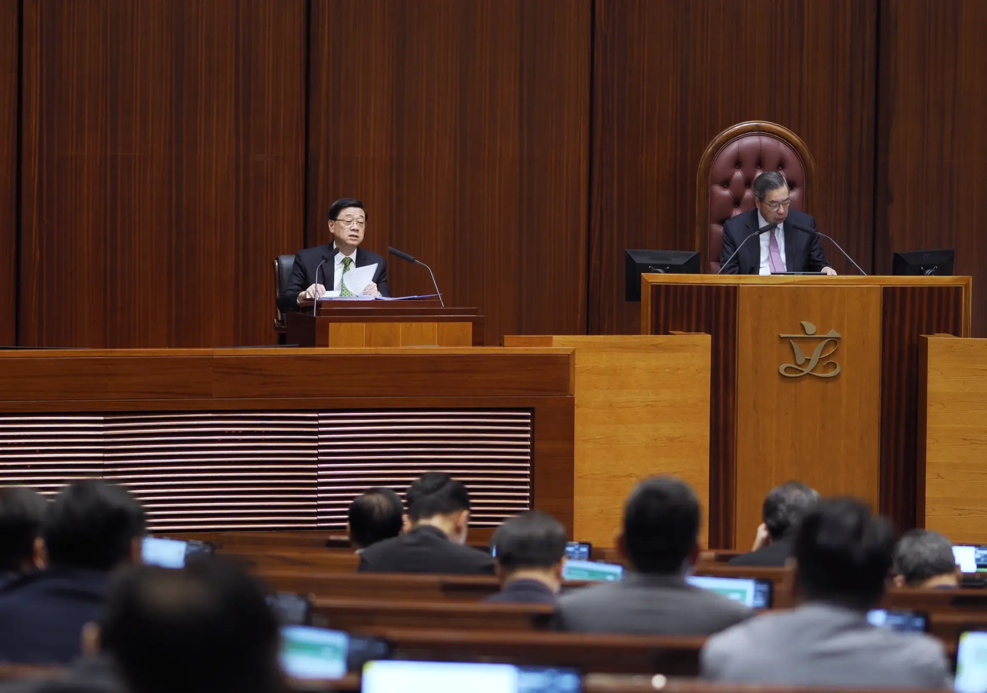 行政長官李家超在最新一份《施政報告》中提出多項措施，推動香港把握國家「十五五」規劃的謀篇布局之年。(新華社)