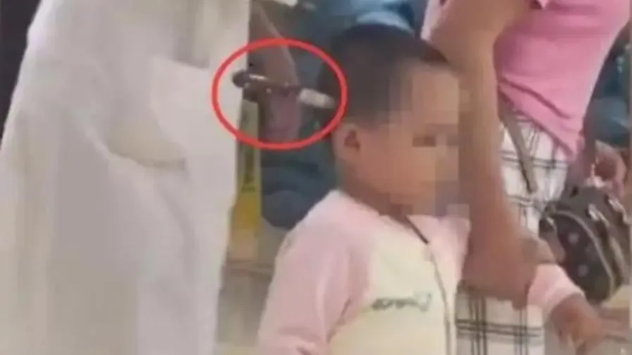 嚇出冷汗!雲南一媽媽抖床單,女兒頭上多了把刀的封面圖片