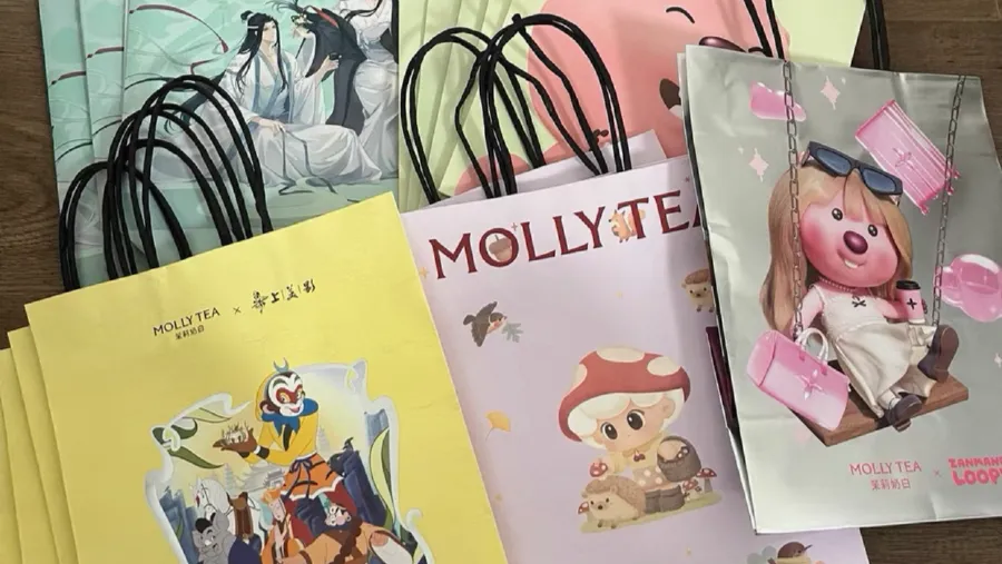 中國內地聯名款奶茶袋二手價破百，這代人的「破爛」不一般！的封面圖片