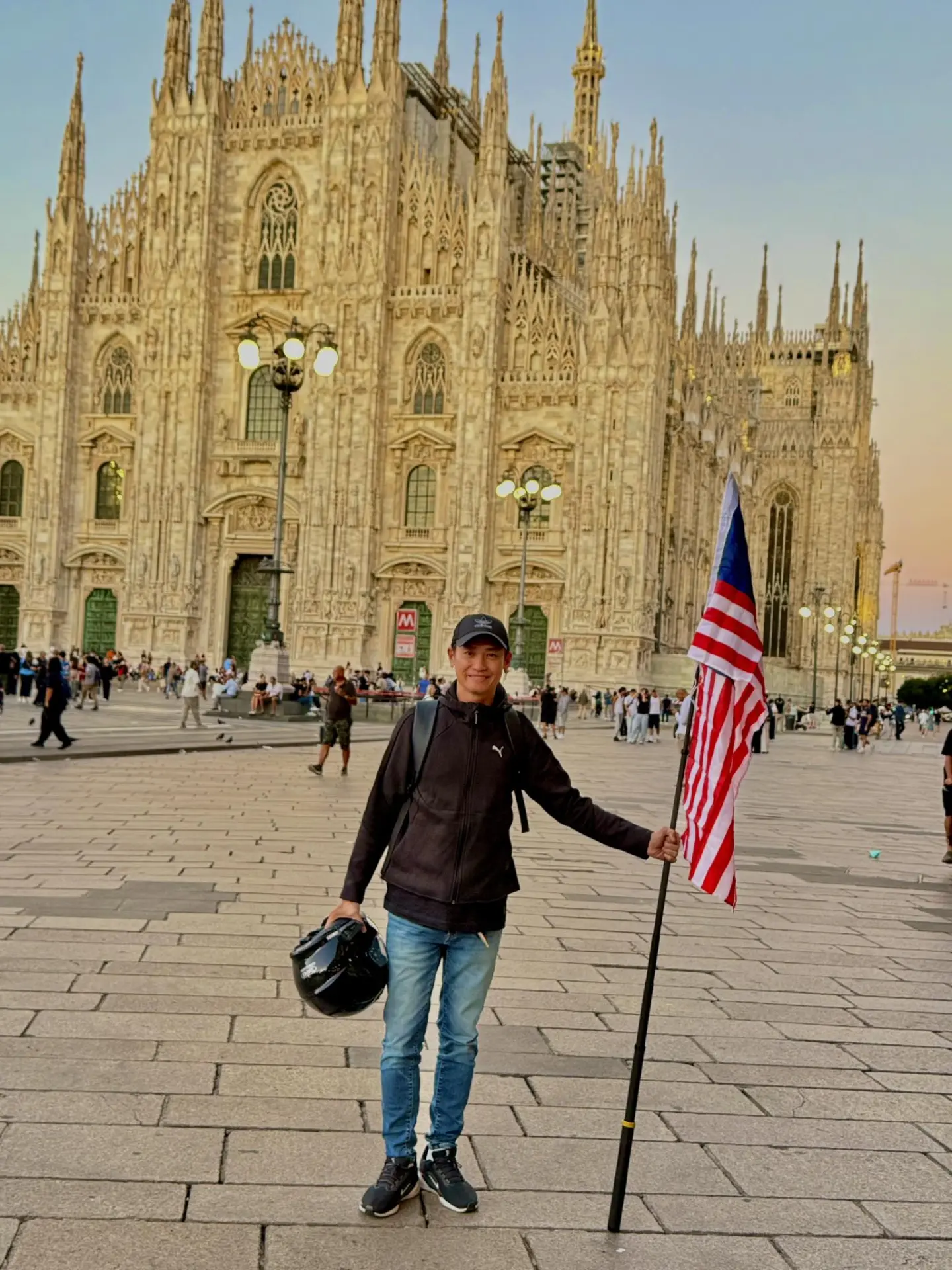 從黃志明的社群動態可見，工作之餘的他是位熱愛冒險的重機玩家，經常騎著重型摩托車環遊世界，鏡頭下的他總是笑容豁達。(圖：Paul Wong@FB)