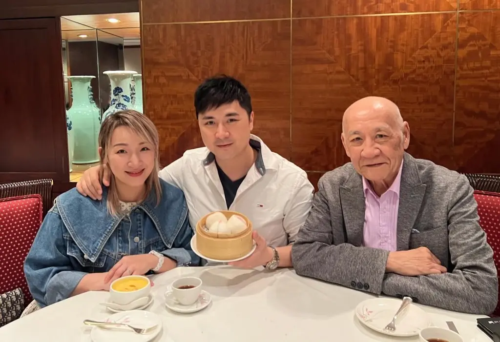 此外，李家鼎也公開讚揚次子李泳豪夫婦的孝心，坦言自己能夠快速恢復健康、重拾良好狀態，全靠豪仔夫婦悉心照料。兩人不僅將他的衣食住行打理得面面俱到，還時刻關注其身體健康。(圖：Greg Lee 豪仔@IG)