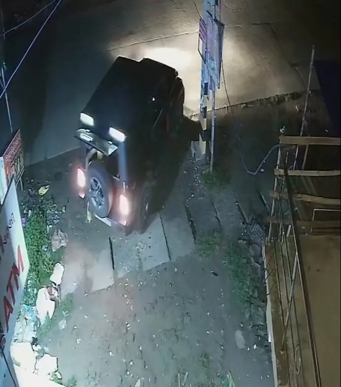 印度奧里薩邦（Odisha）淩晨驚誇張盜案，5人以上竊賊開黑車用繩索硬生生拔走整台ATM，3分鐘光速作案，拖至荒郊掏空現金棄機逃逸，完整過程遭監視器錄下。（來源：DNHindi@X）