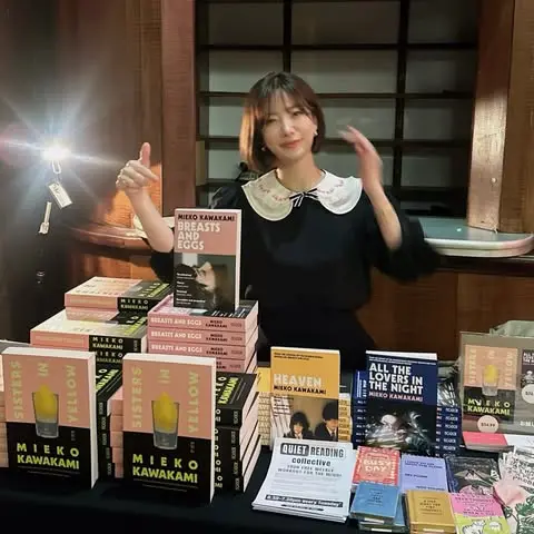 日本知名芥川獎女作家川上未映子歡度50歲生日，於社群曬出對鏡自拍，零歲月痕跡的凍齡美貌引爆話題，網友驚嘆宛如20歲少女，同時也引發修圖與真實狀態的兩派討論。（來源：kawakami_mieko@IG）