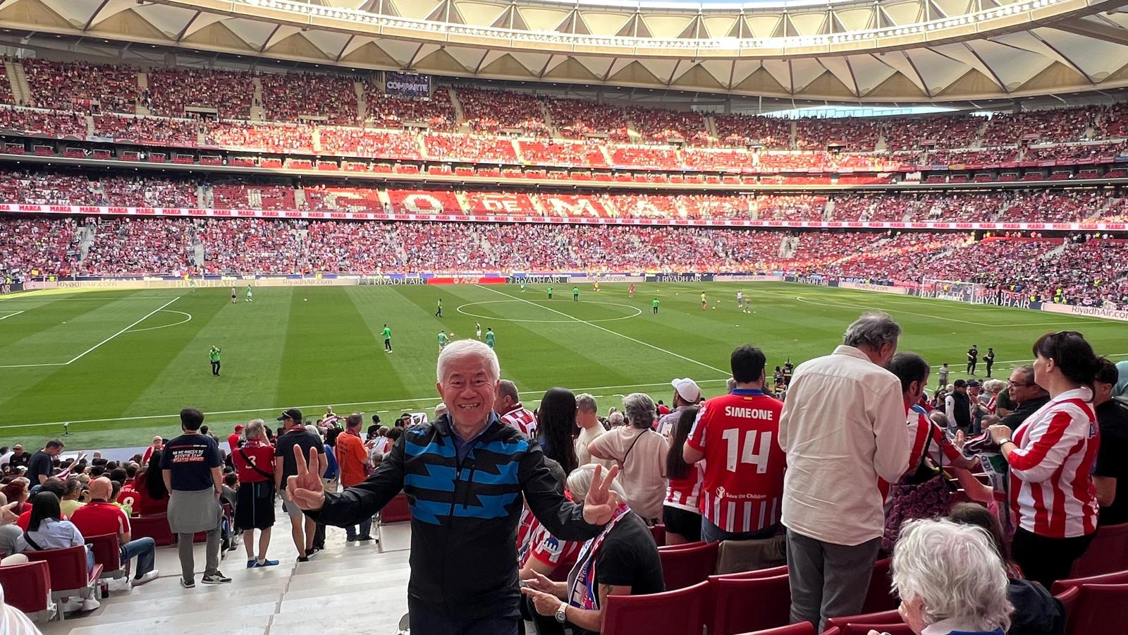 全哥帶團參觀外國大型球賽。