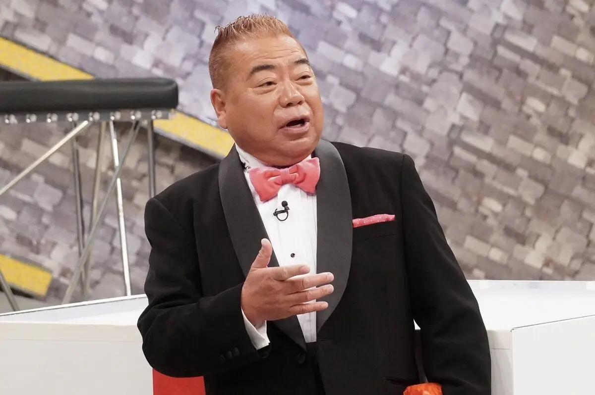 20 多年前資深諧星出川哲朗在綜藝節目錄製中遭性侵的舊事也被重新翻出，讓日本網友震驚不已，再度質疑早年综艺節目的惡俗尺度與行業倫理。​(圖：網絡翻攝)