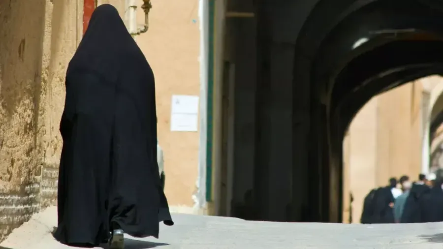 伊朗童婚女子庫卡恩殺夫判死刑 13 歲產子被虐多年 81 萬血錢換性命？的封面圖片