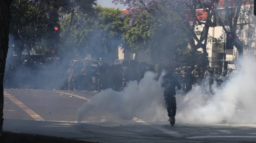 洛杉磯騷亂|特朗普嚴令洛杉磯抗議者禁戴口罩!國民警衛隊 2000 人已抵場鎮暴的封面圖片