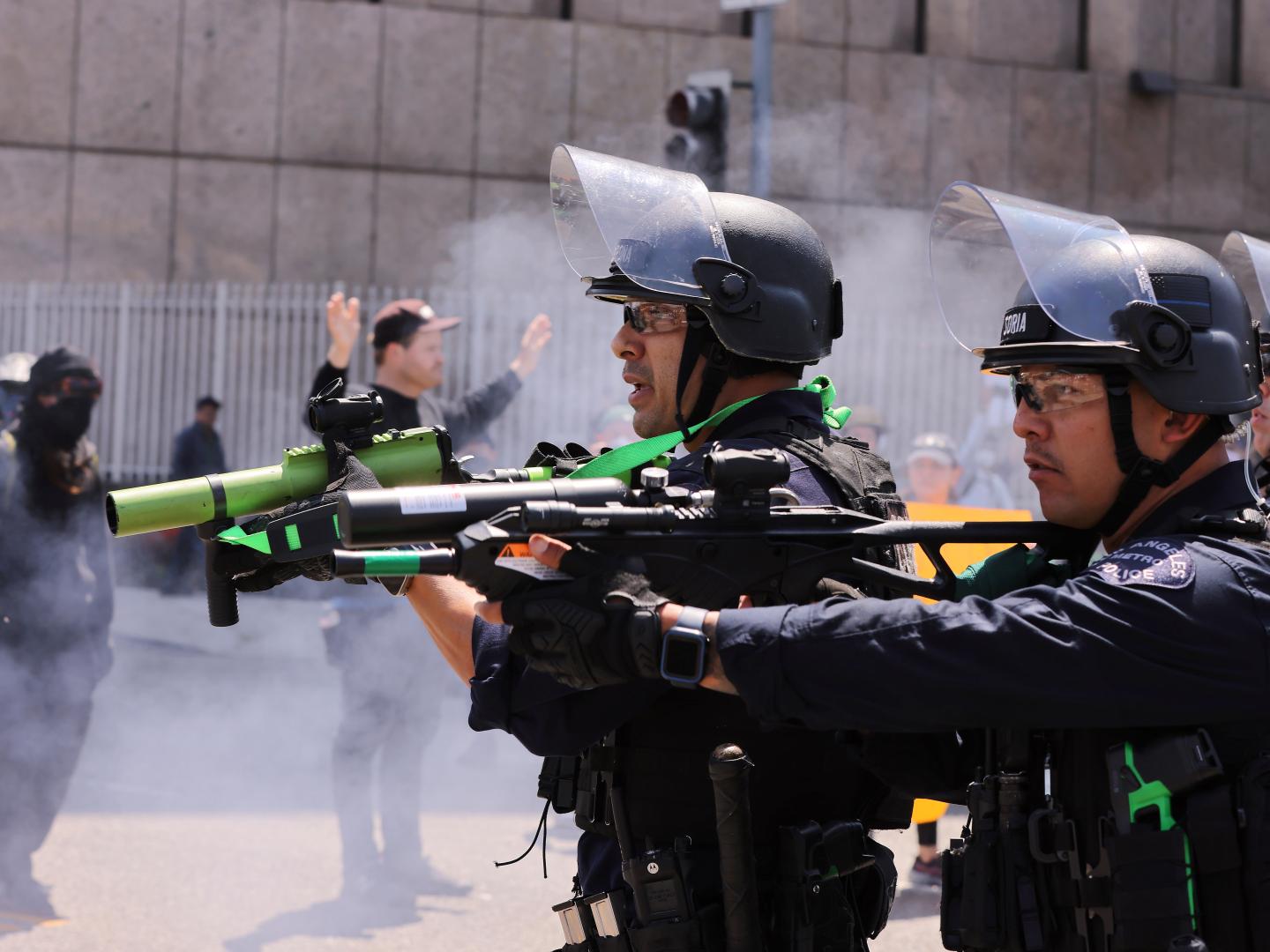 6月8日，在美國加利福尼亞州洛杉磯市中心的聯邦執法機構門前，警察試圖驅散抗議人群。(新華社)