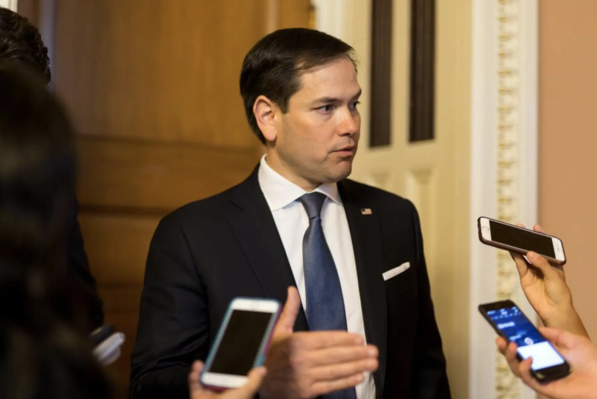 據美國「政治」新聞網11月13日獨家報道，美國國務卿魯比奧已正式下發內部指示，要求全球各地的美國簽證官，將肥胖及多種慢性疾病納入外國人申請美國簽證的拒簽考量因素。(圖：新華社)