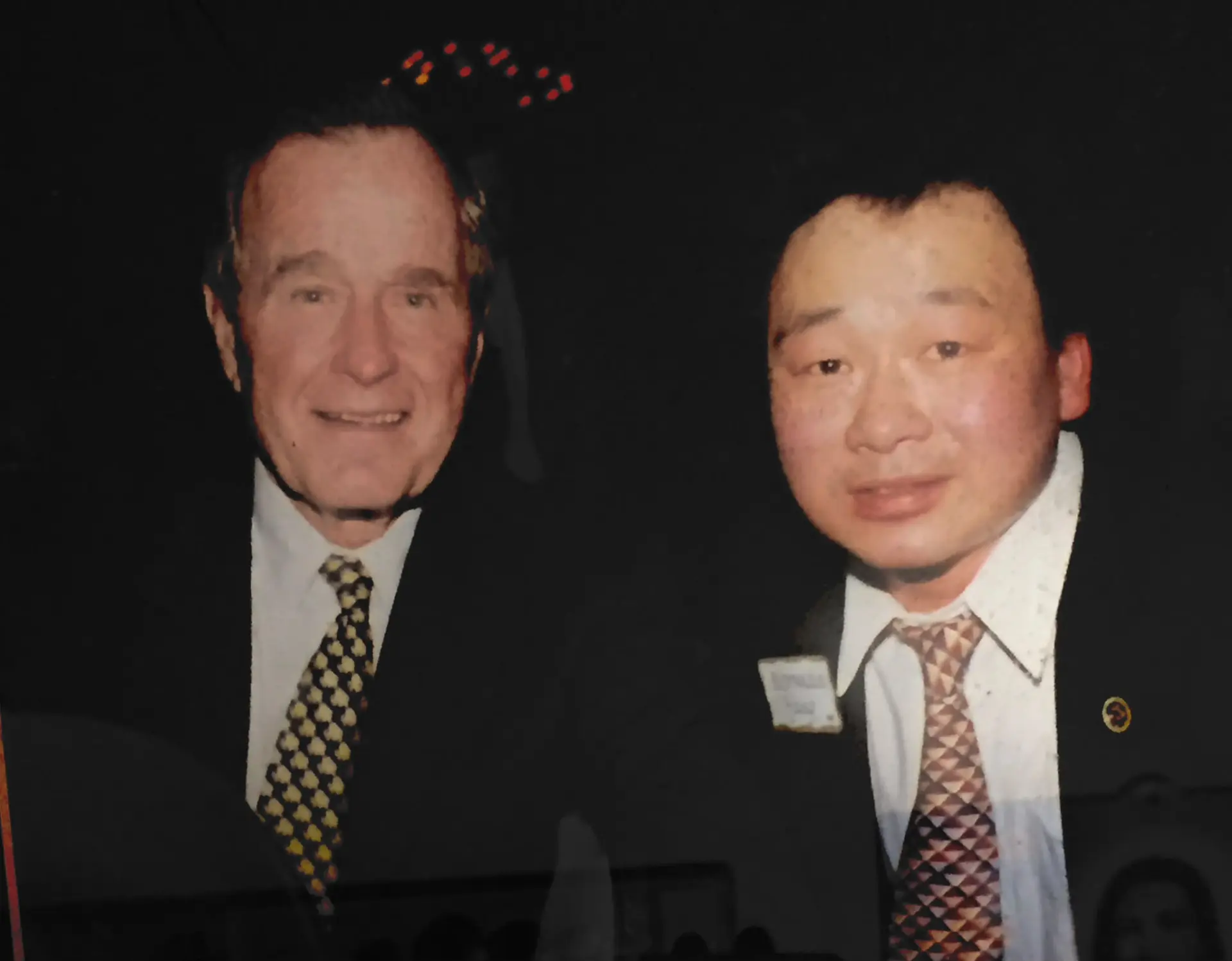 上世紀九十年代，是美國冷戰結束後國力與國際影響力最為鼎盛的時期。當年，我曾有機會與老布希總統及克林頓總統見面，並留下珍貴的合影。(圖：楊海平)