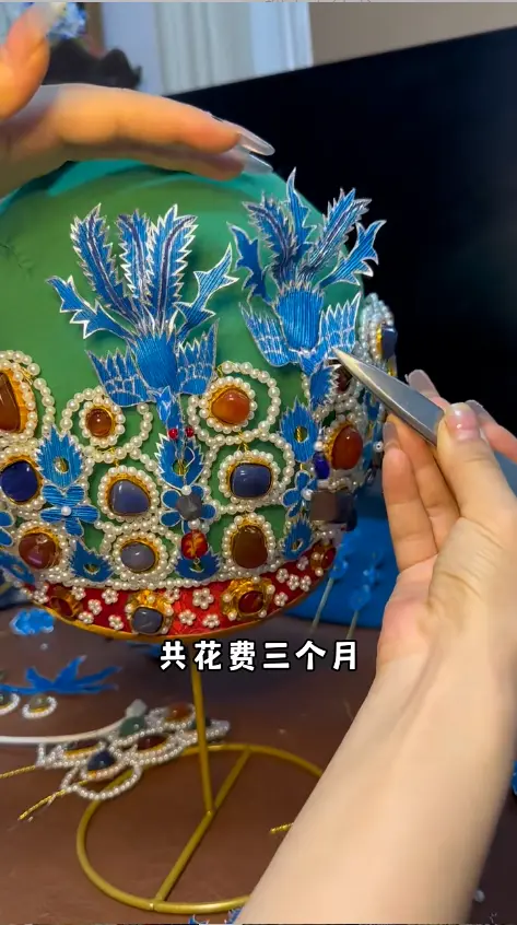 從準備材料到完成，她花了整整三個月，期間有學習的困惑、製作的掙扎，最終都一一克服。（視頻截圖來源：竹立立@小紅書）