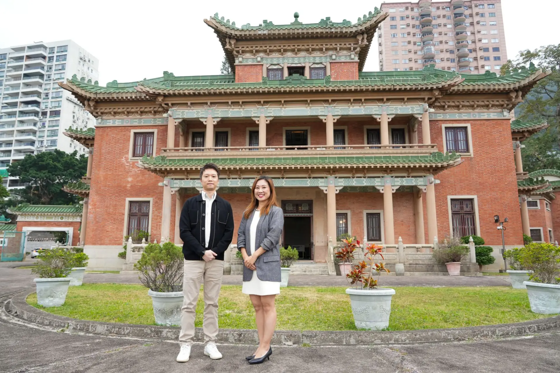 發展局助理秘書長（文物保育）吳的欣介紹，景賢里前身為1937年落成的大宅「禧廬」，由廣東新會著名殷商岑日初先生及岑李寶麟女士斥資興建，聘請厘份則師樓設計。(圖：發展局局長網誌「局長隨筆」)