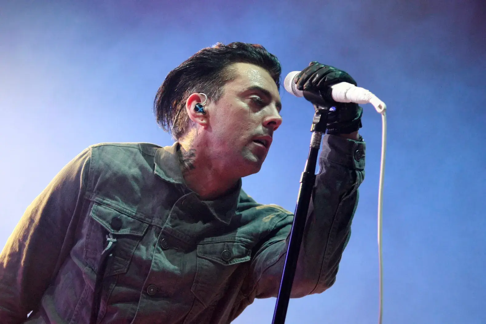 沃特金斯於 2000 年創立威爾士搖滾樂隊 Lostprophets，憑藉專輯《The Fake Sound of Progress》闖入公告牌排行榜前 200 名，後續《Last Train Home》《Rooftops》等熱門歌曲更讓樂隊全球專輯銷量突破 340 萬張，成為頗具影響力的搖滾組合。(圖：網絡翻攝)