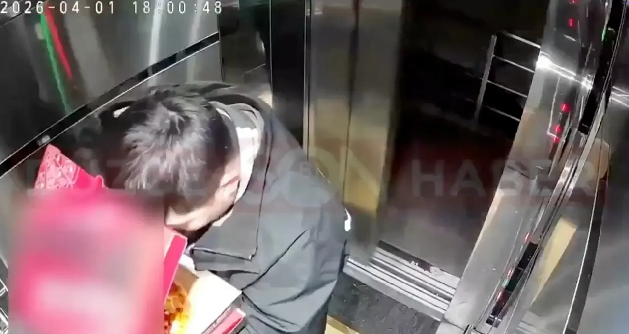 土耳其一外賣員偷食披薩配料，還在公寓電梯內小便，顧客調取CCTV後舉報。該外賣員因行為違反公共道德，已被當地警方拘留，事件震驚當地民眾。（來源：washington_EY@X）