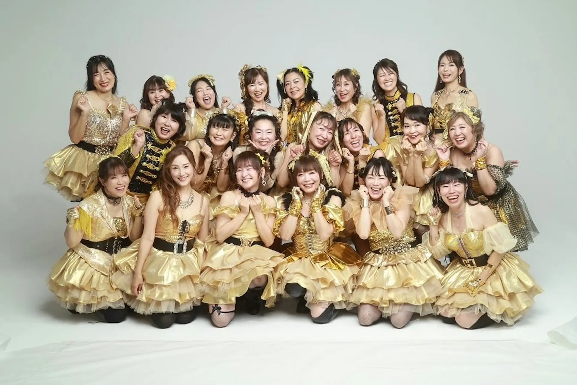 日本全員50歲以上女團「AMTRS」，以活力四射的表演打破年齡偏見，從SEVENTEEN更名為AMTRS，寓意如天照大神般照亮社會，百人大軍用行動證明夢想不分年齡。（來源：idol_17_project@IG）