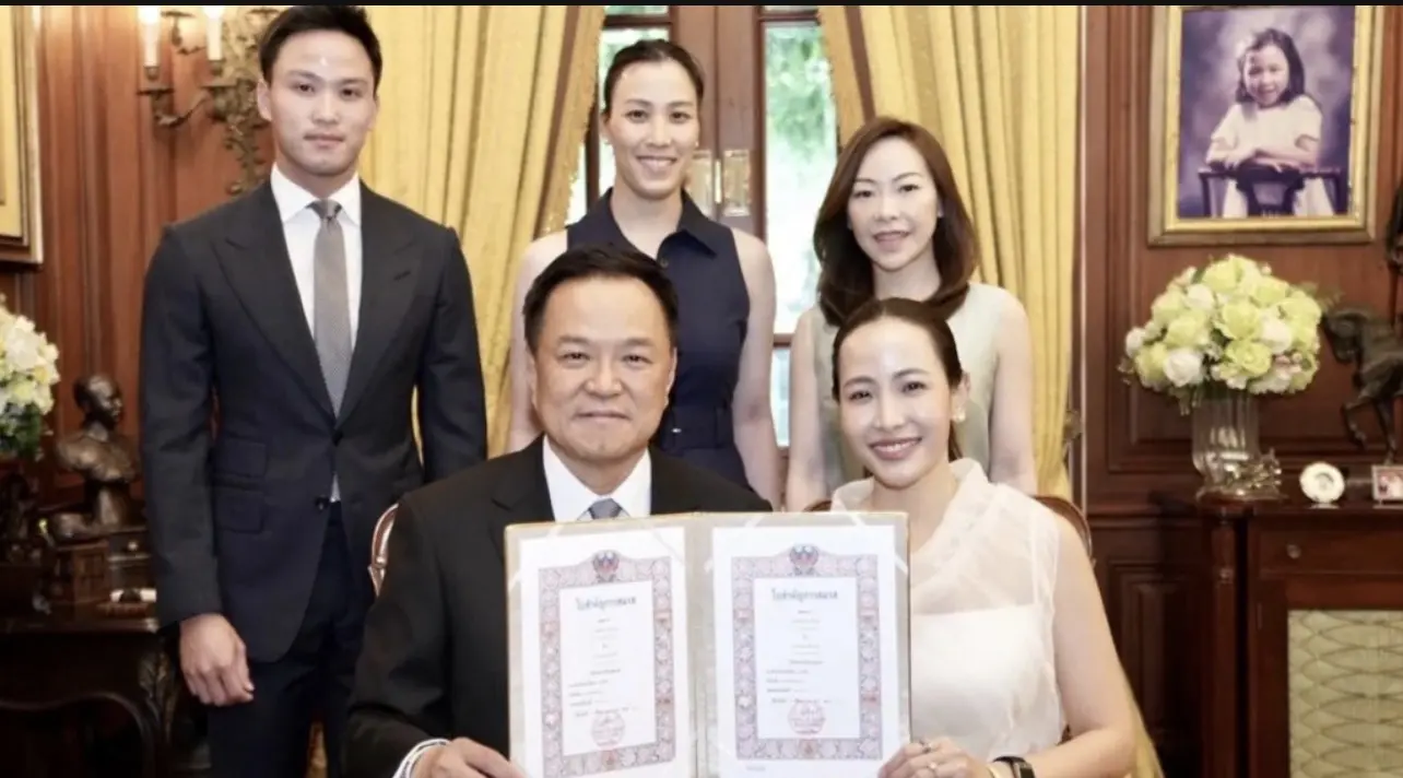 59歲的泰國總理阿努廷（Anutin Charnvirakul ）與小他20歲的女友塔納儂正式登記結婚，是阿努廷的第三段婚姻。（泰國國家新聞局）