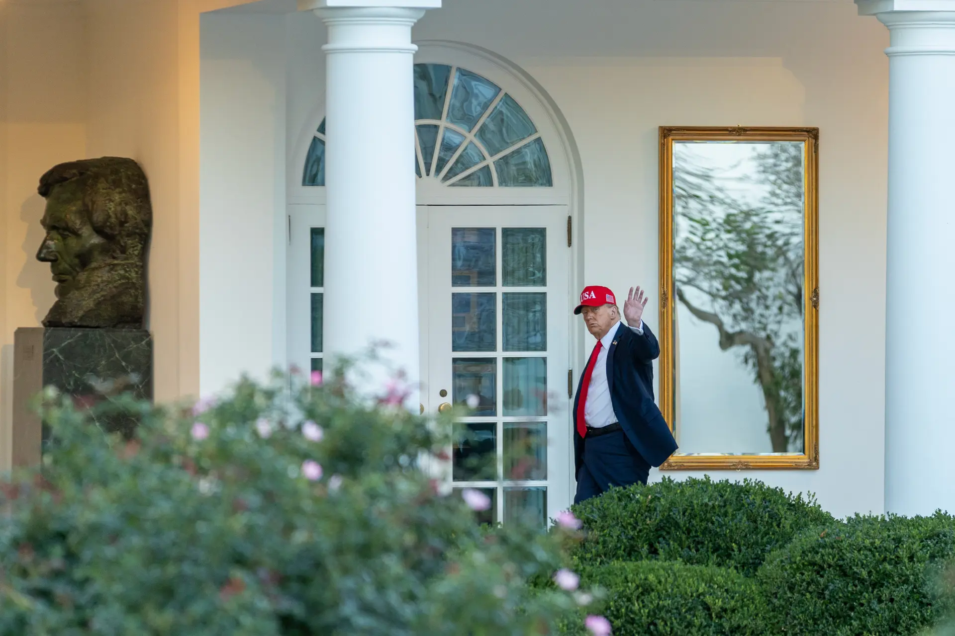 奧巴馬還以諷刺口吻提及特朗普的施政重點，例如在聯邦政府停擺期間推進白宮裝修，「公平地說，他也專注於一些重要議題，比如鋪平玫瑰花園地面以免人們弄髒鞋子，還有斥資 3 億美元建造一個舞廳」。(圖：新華社)