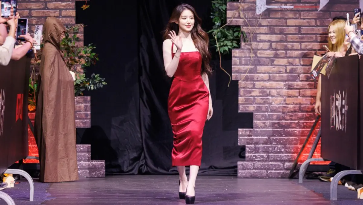發布之夜現場還迎來超大驚喜，韓國人氣女團 (G) I-DLE 成員舒華身著紅色禮服登場，瞬間引爆全場尖叫。她與團員 MINNIE 為《回魂計》共同獻唱的宣傳曲〈Burn Me Into The Light〉MV 於當晚全球首播。(圖：網絡翻攝)