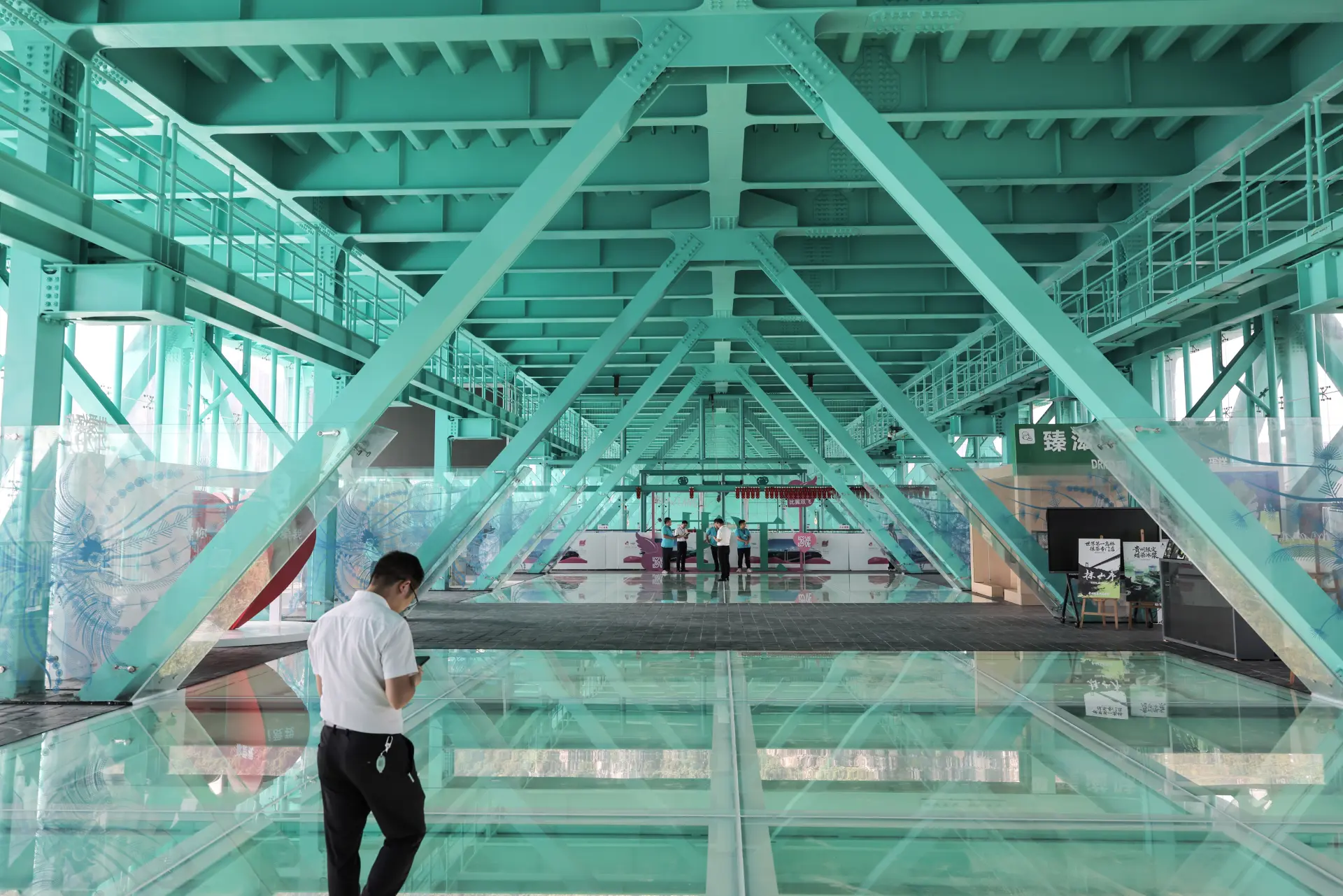 9月28日，車輛行駛在已正式通車的花江峽谷大橋上（無人機照片，新華社）。